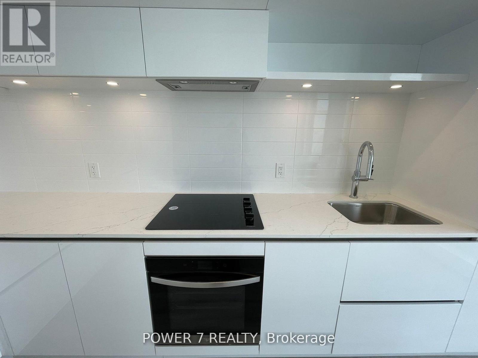 Photo 3 of 919 6 David Eyer Rd Road, Richmond Hill ON