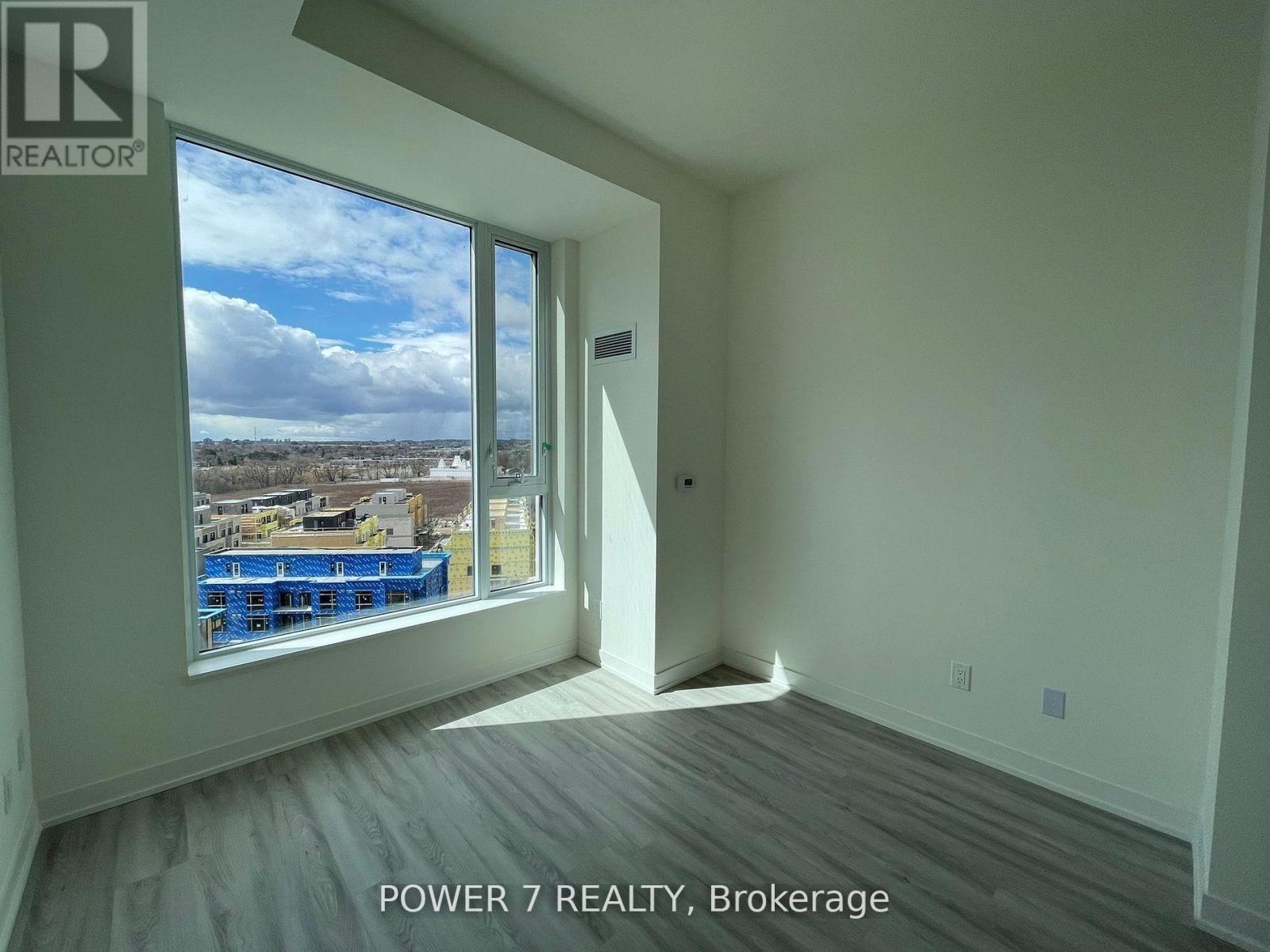 Photo 4 of 919 6 David Eyer Rd Road, Richmond Hill ON