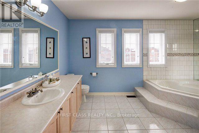 Photo 9 of 26 Canyon Creek Avenue, Richmond Hill ON