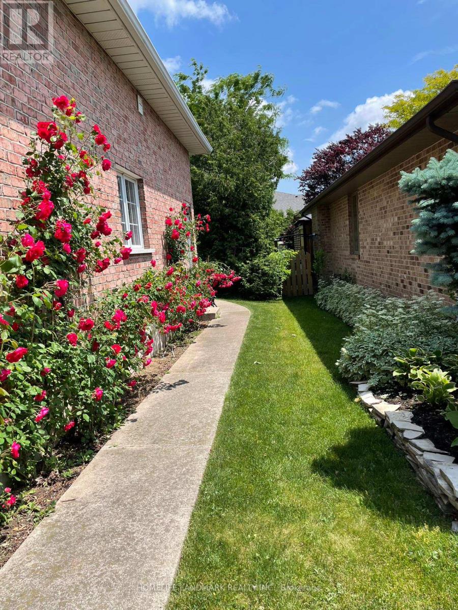 Photo 3 of 7751 South Wood Drive, Niagara Falls ON