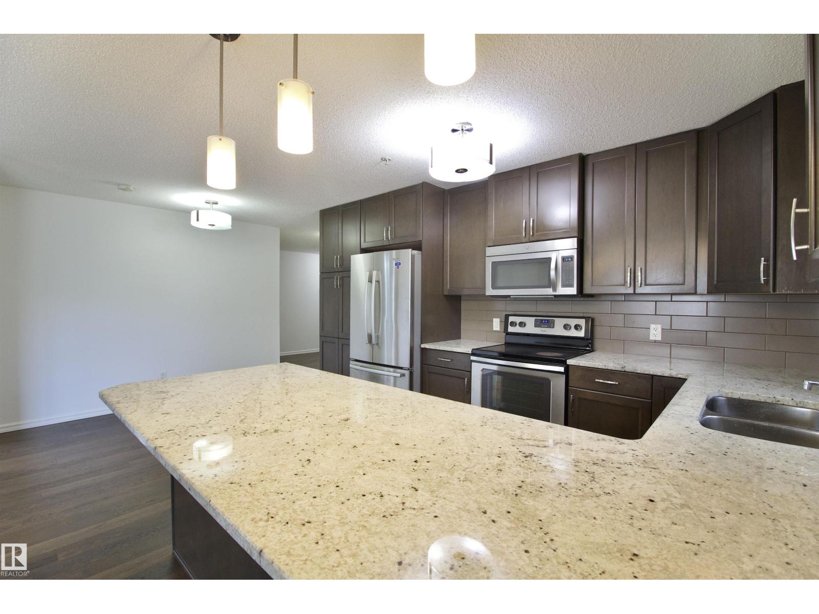 Photo 12 of 102 2203 44 Av Nw, Edmonton AB
