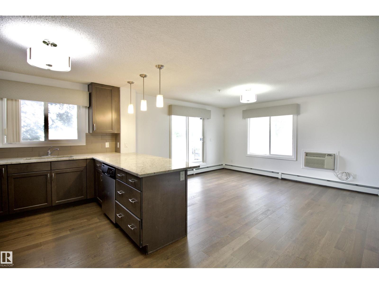 Photo 14 of 102 2203 44 Av Nw, Edmonton AB
