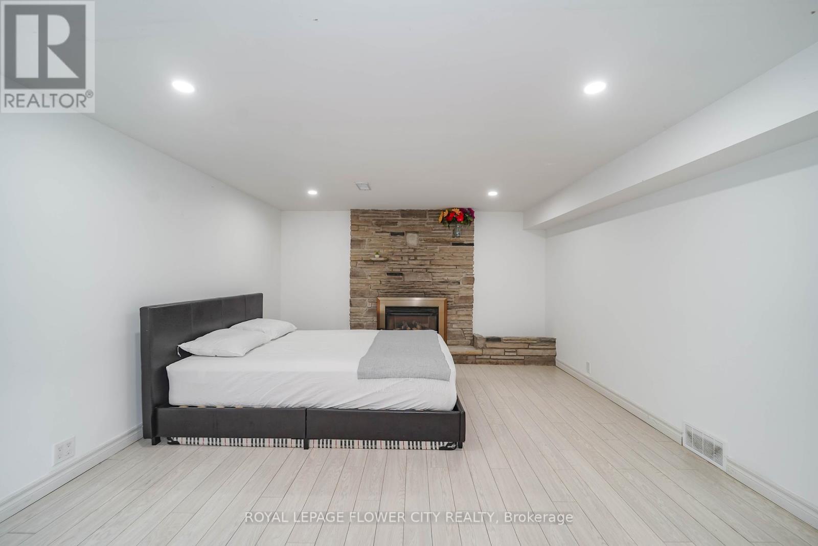 Photo 4 of 16 Scranton Road, Toronto ON