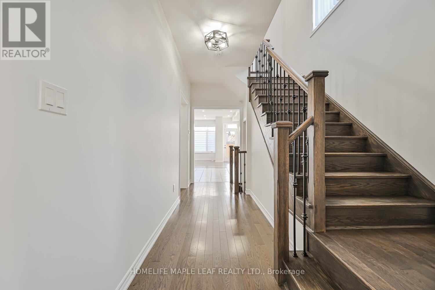 Photo 5 of 28 Gemma Place, Brampton ON