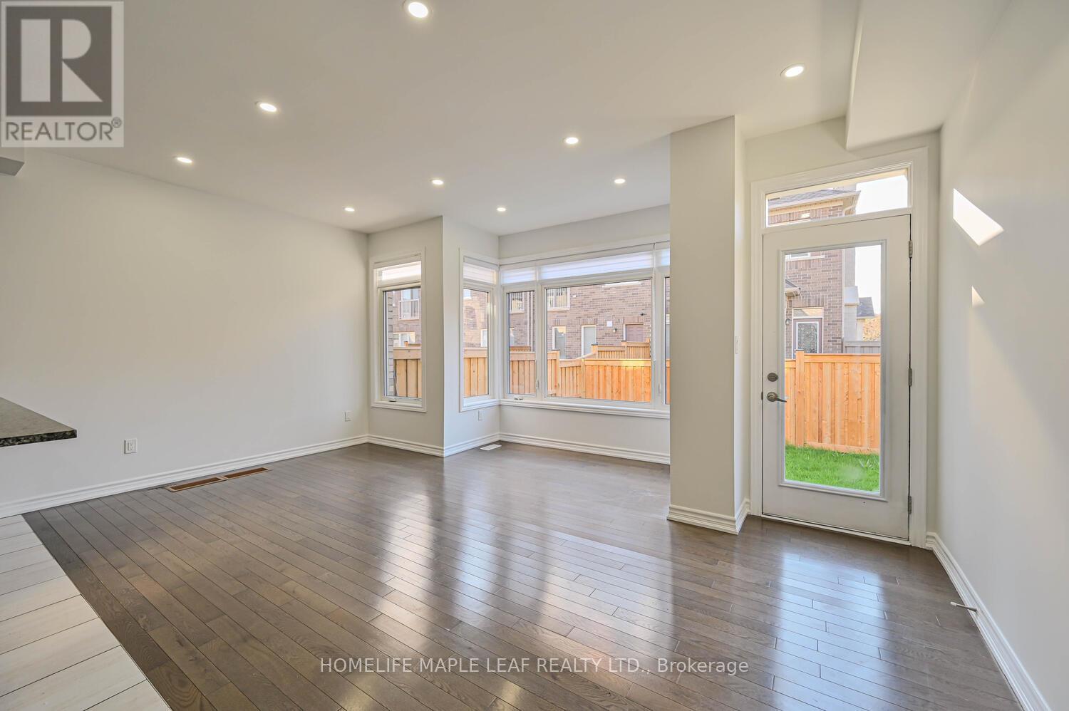 Photo 4 of 28 Gemma Place, Brampton ON
