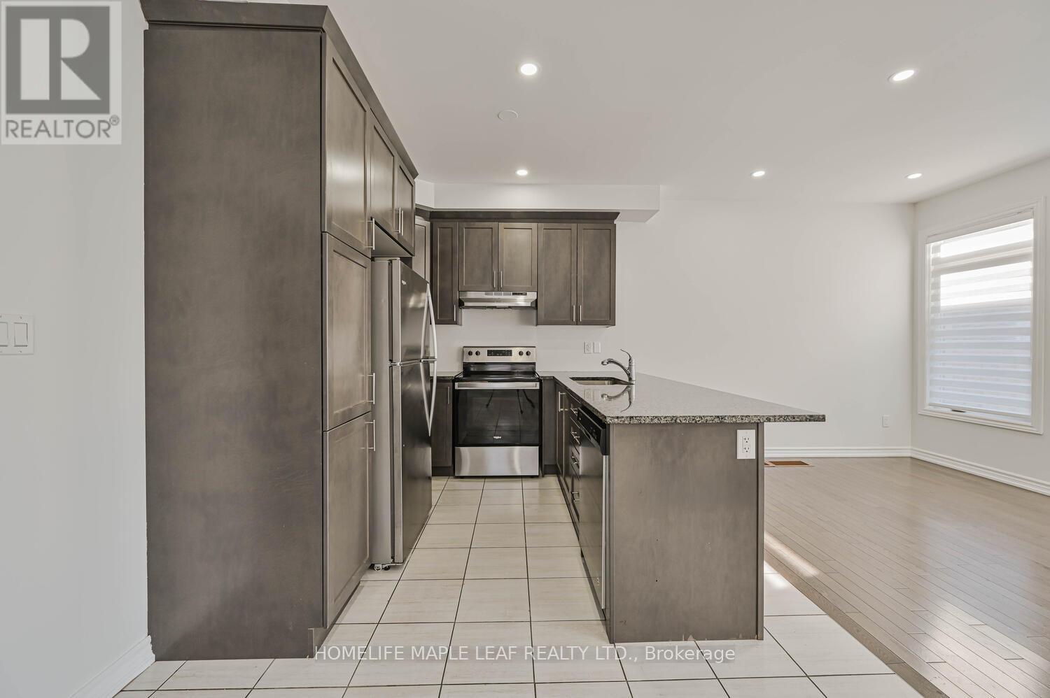 Photo 8 of 28 Gemma Place, Brampton ON