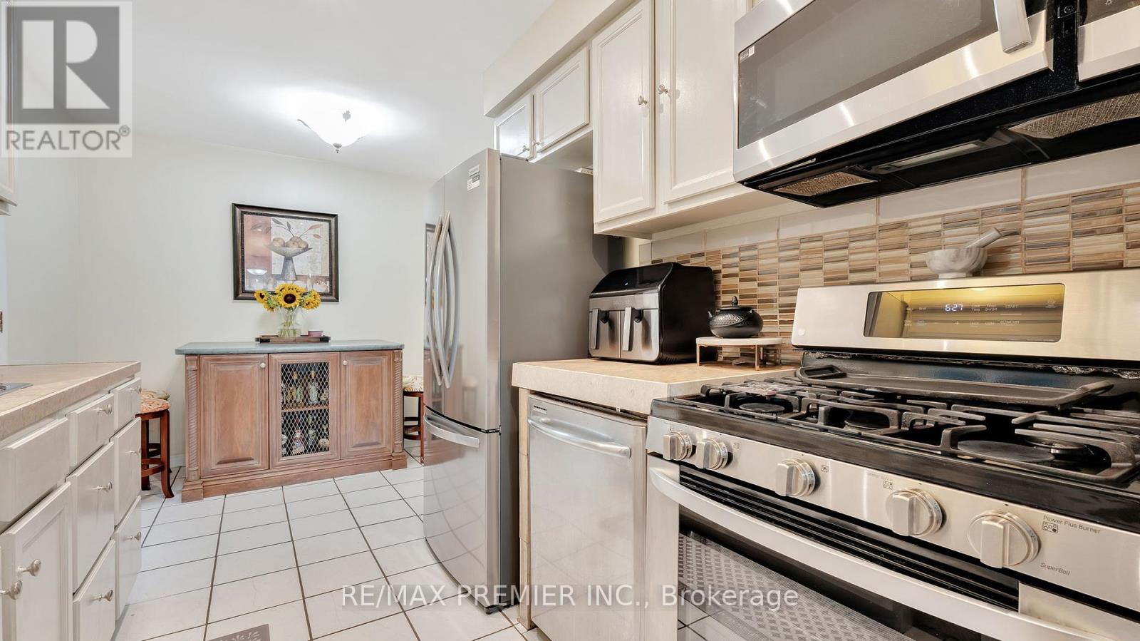 Photo 34 of 55 Loscombe Drive, Clarington ON