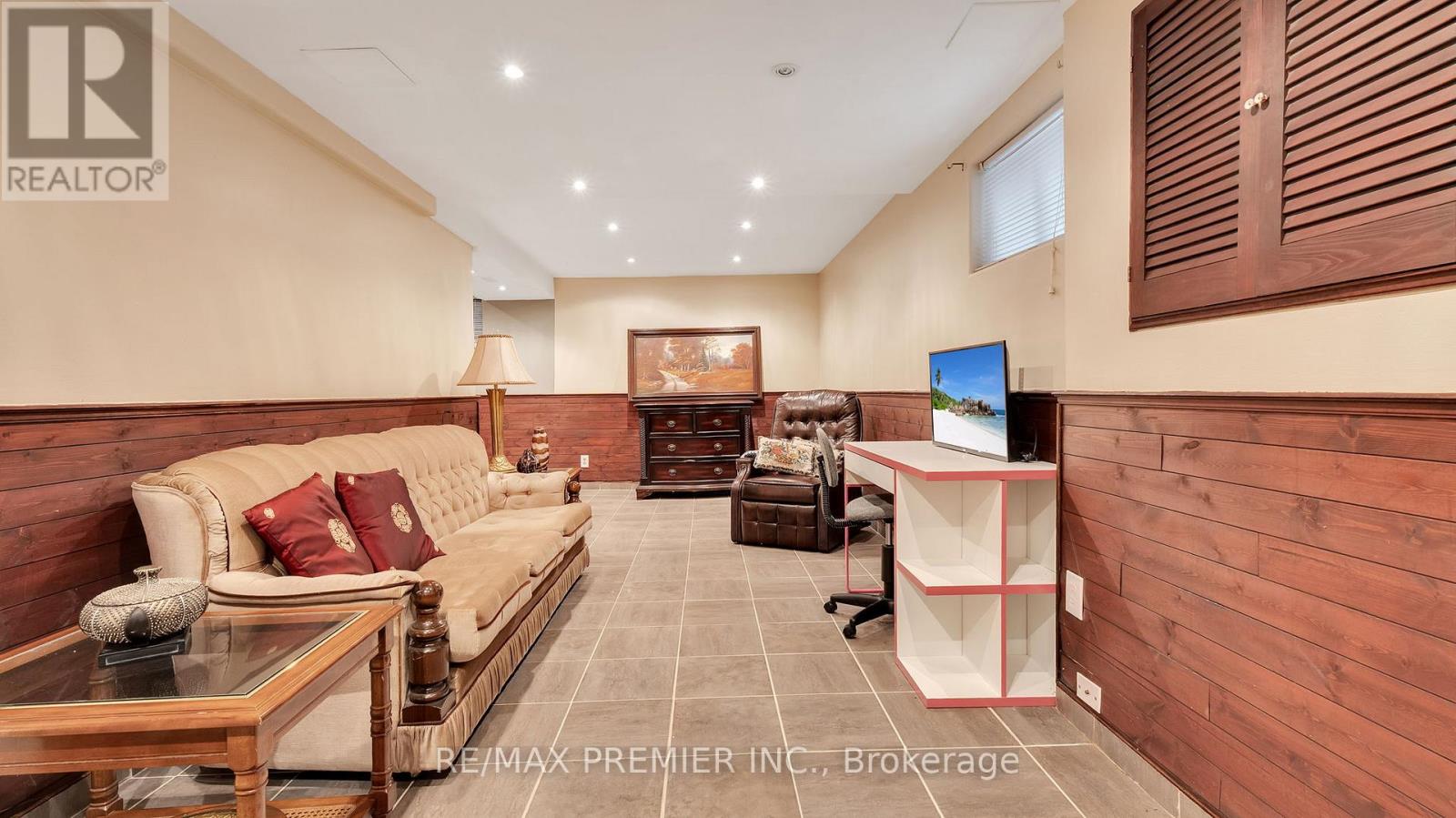 Photo 10 of 55 Loscombe Drive, Clarington ON