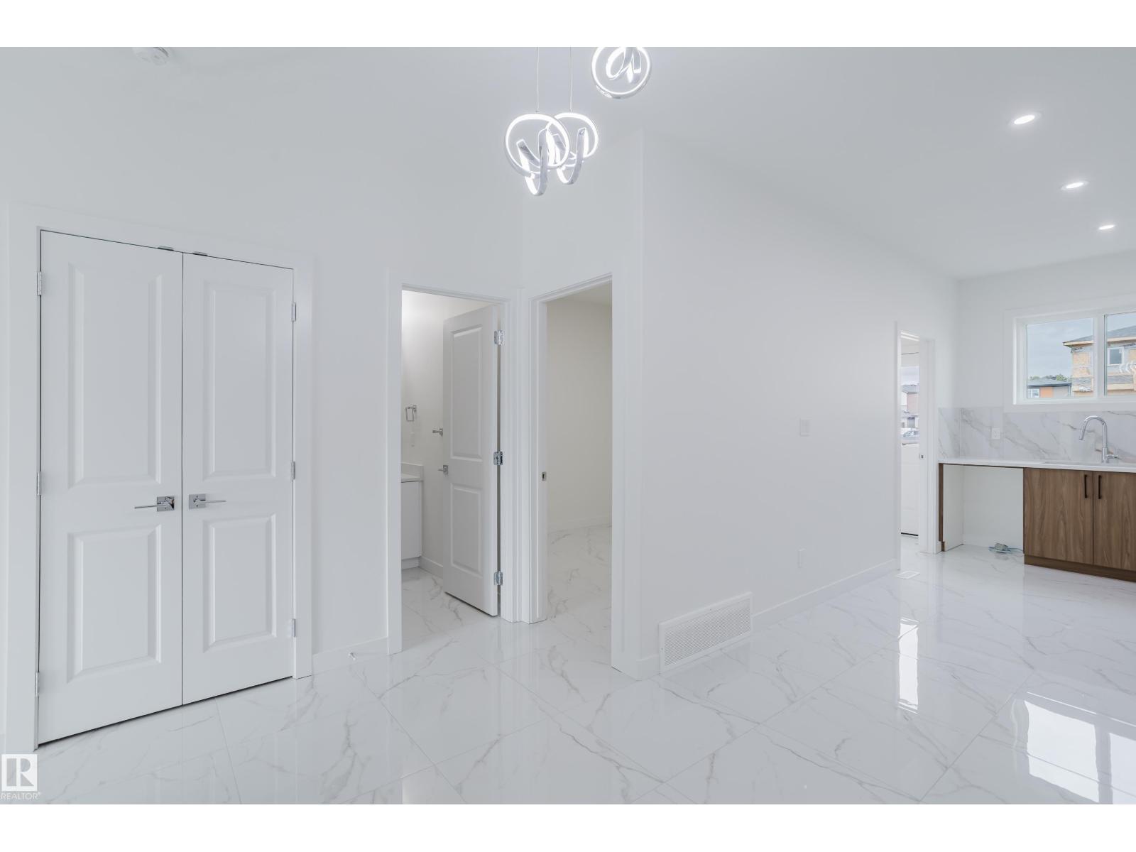 Photo 13 of 235 25 St Sw, Edmonton AB