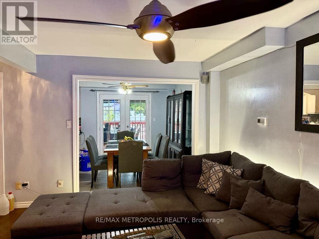 Photo 13 of 4 Shepmore Terrace, Toronto ON