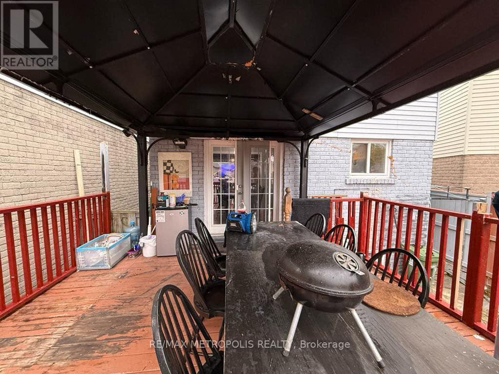 Photo 8 of 4 Shepmore Terrace, Toronto ON