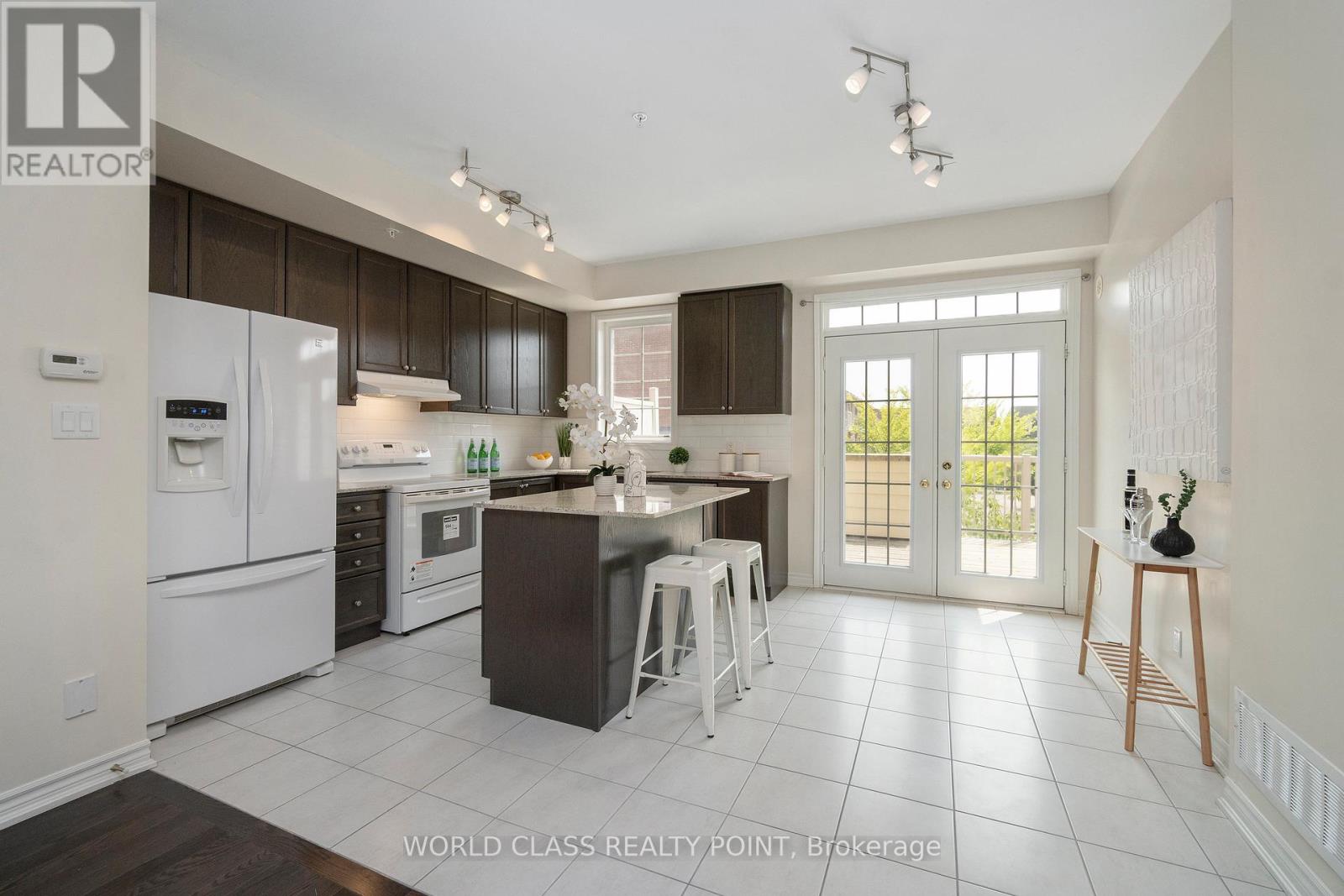 Photo 2 of 73 Cathedral High Street, Markham ON