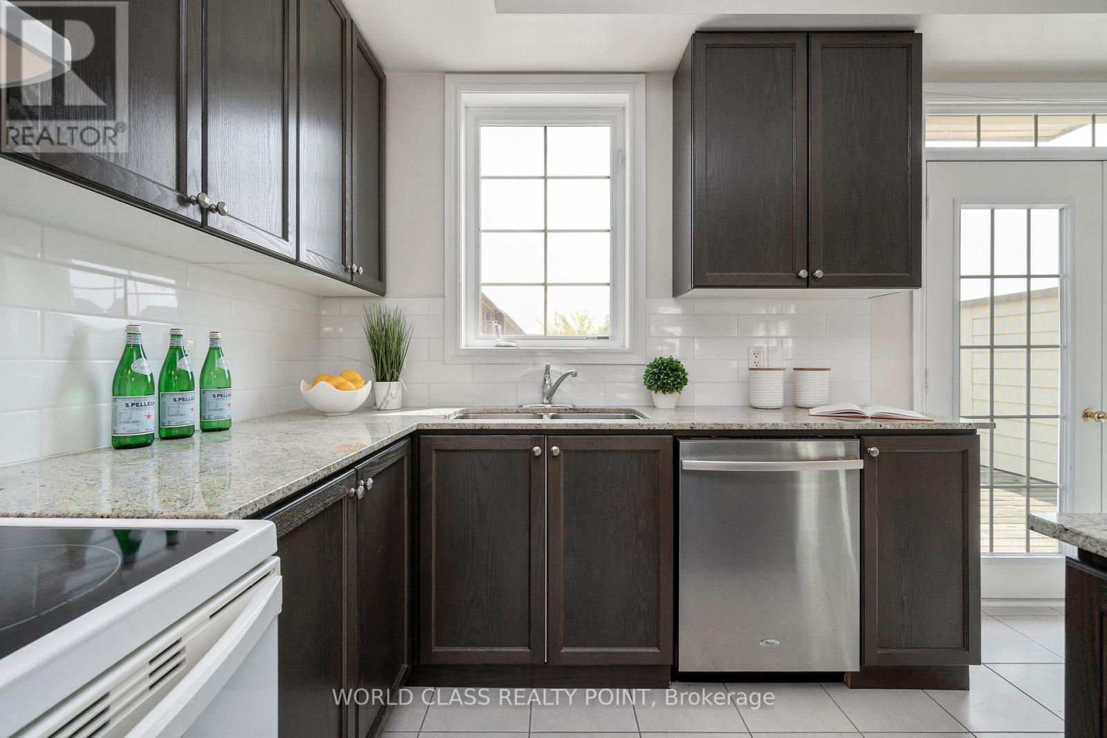 Photo 6 of 73 Cathedral High Street, Markham ON
