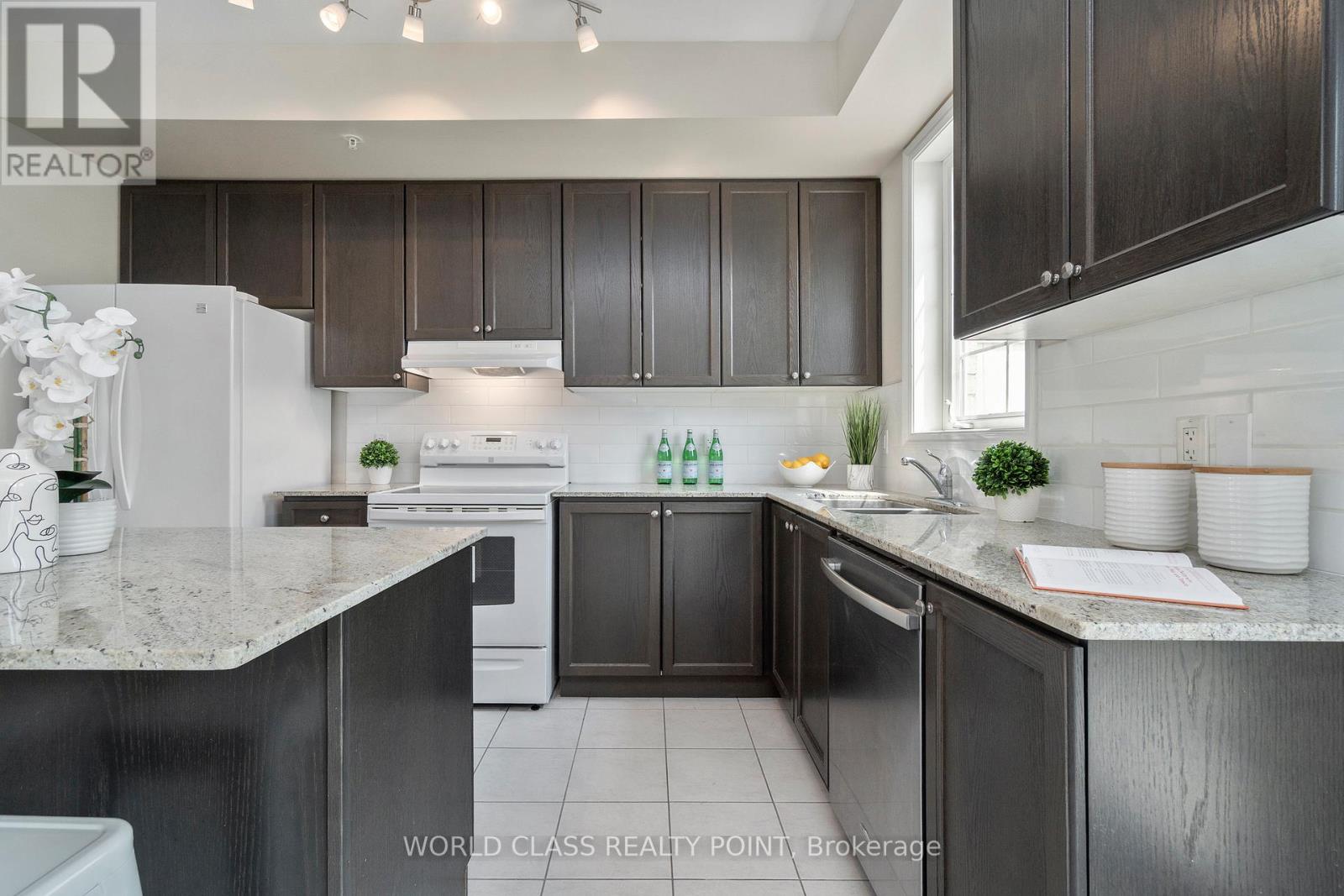 Photo 8 of 73 Cathedral High Street, Markham ON