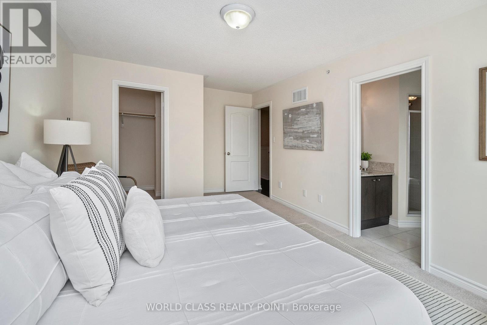 Photo 15 of 73 Cathedral High Street, Markham ON