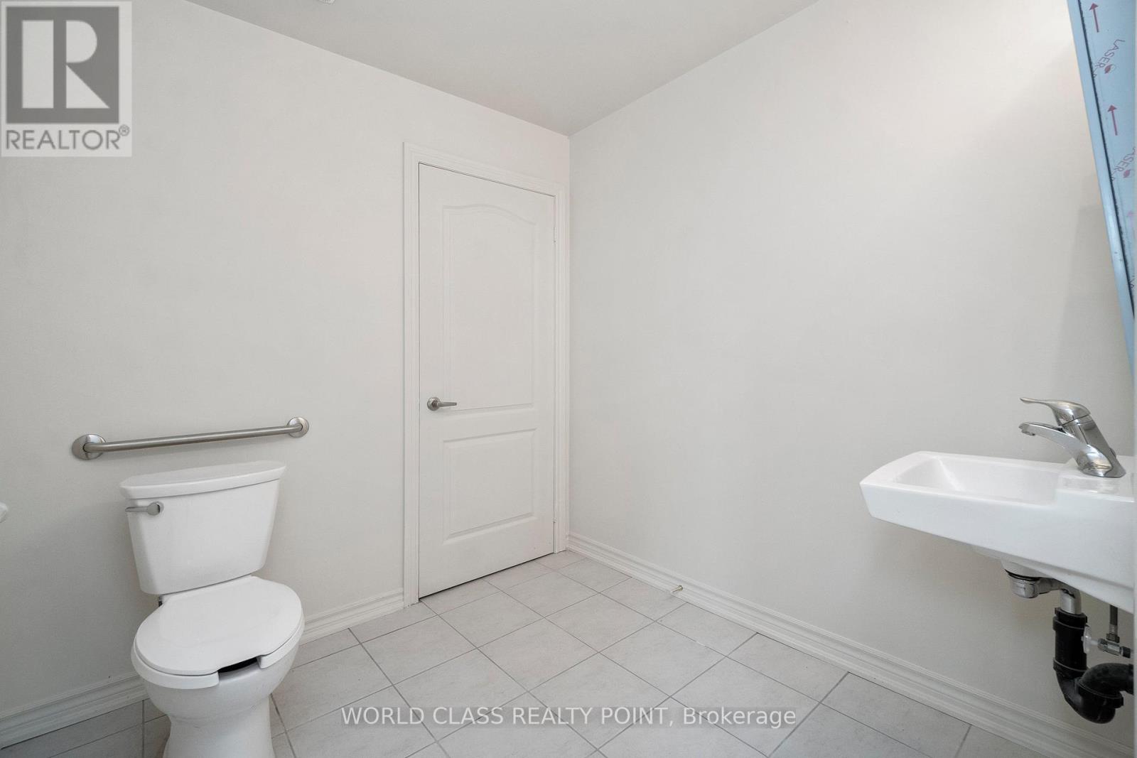 Photo 12 of 73 Cathedral High Street, Markham ON