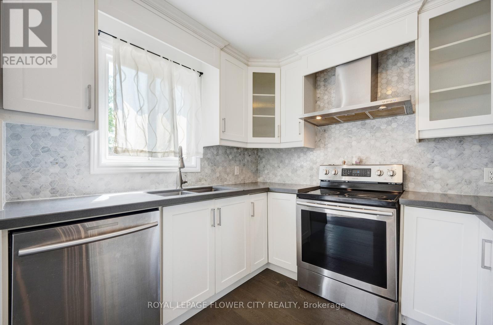 Photo 4 of 16 Ecclestone Drive, Brampton ON