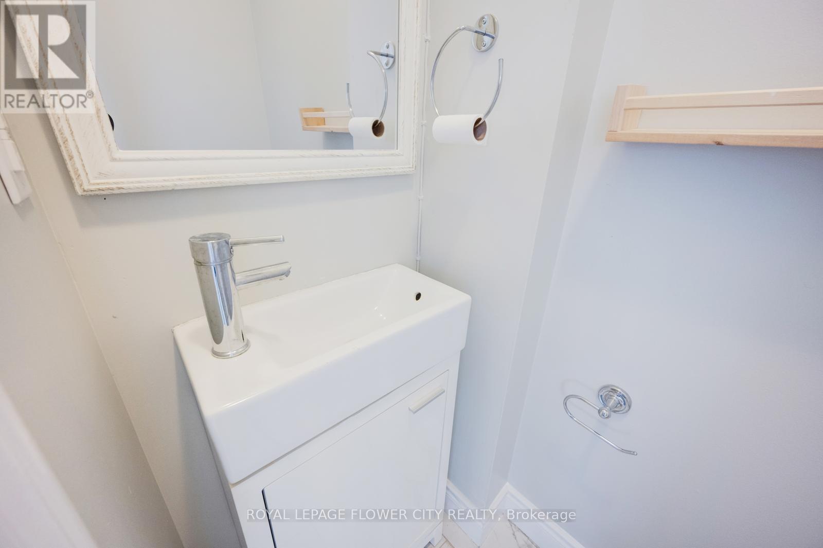 Photo 11 of 16 Ecclestone Drive, Brampton ON