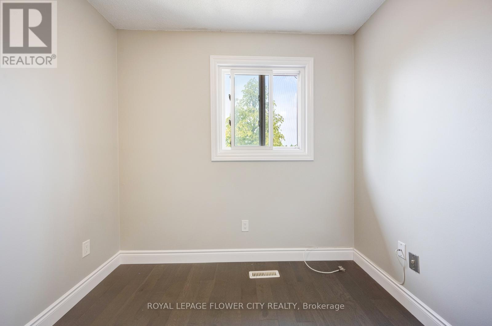 Photo 5 of 16 Ecclestone Drive, Brampton ON