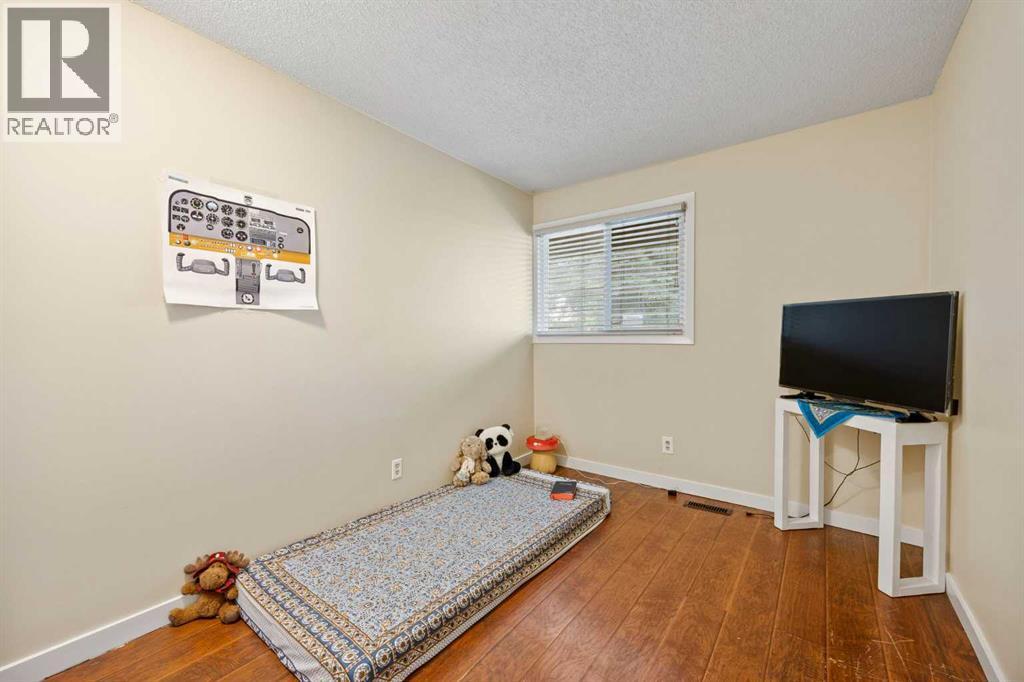 Single Family House for Sale in   Fonda Way SE Forest Heights Calgary 