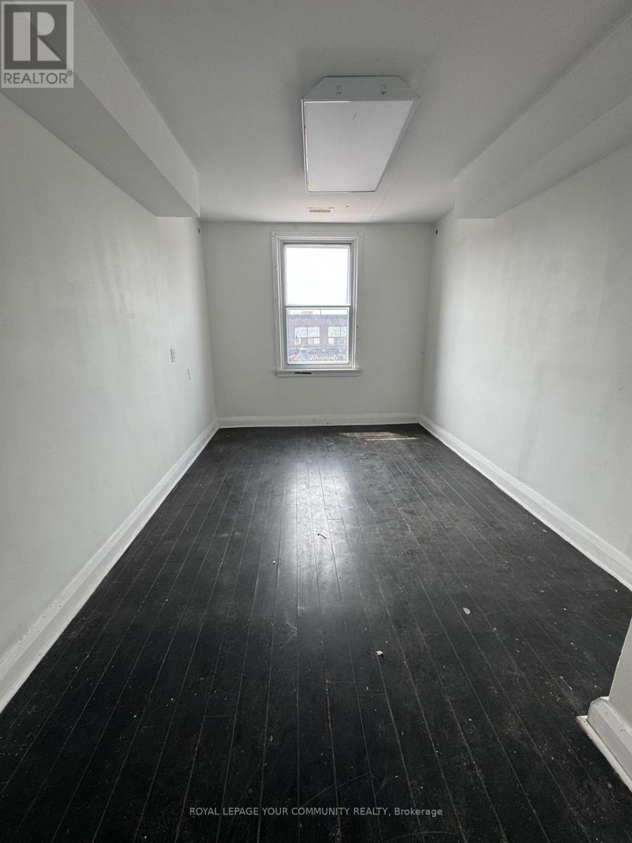 Photo 12 of 10149 Yonge Street, Richmond Hill ON
