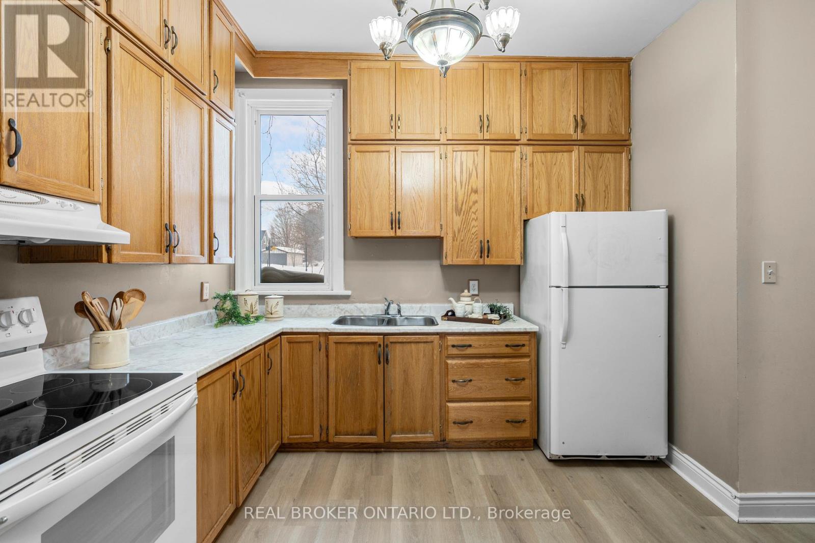 Photo 15 of 42 Daniel Street N, Arnprior ON