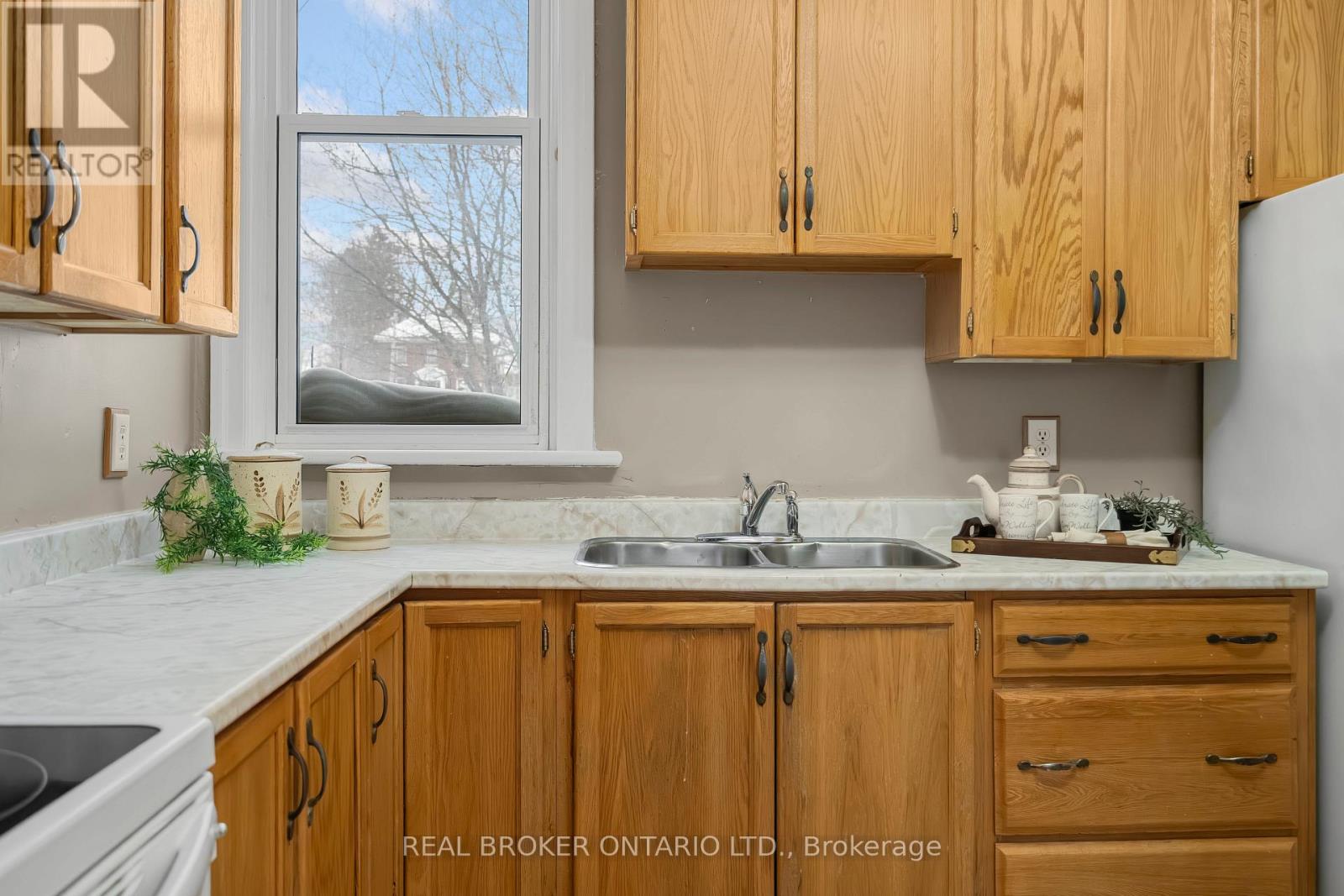Photo 16 of 42 Daniel Street N, Arnprior ON