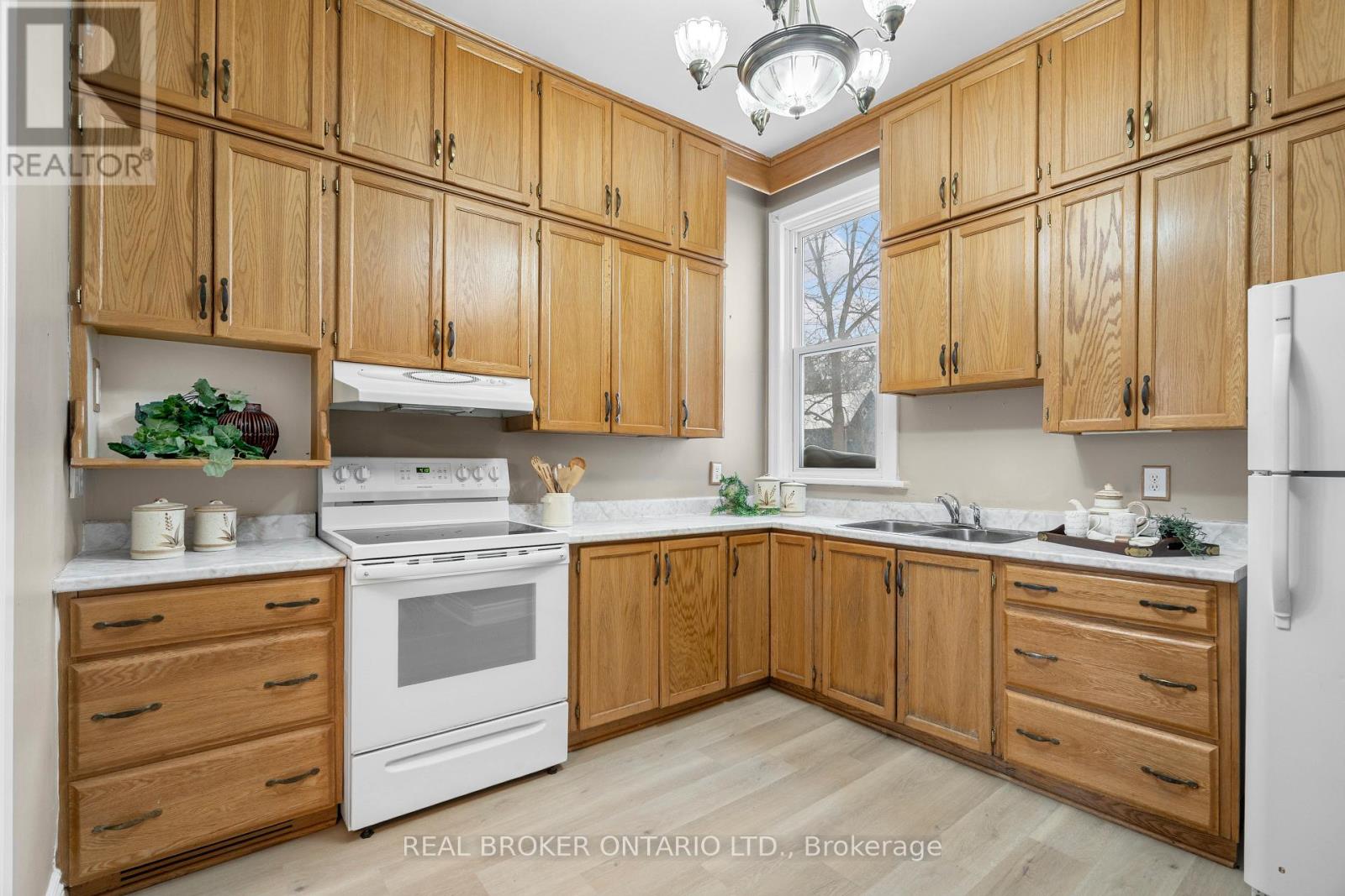 Photo 11 of 42 Daniel Street N, Arnprior ON