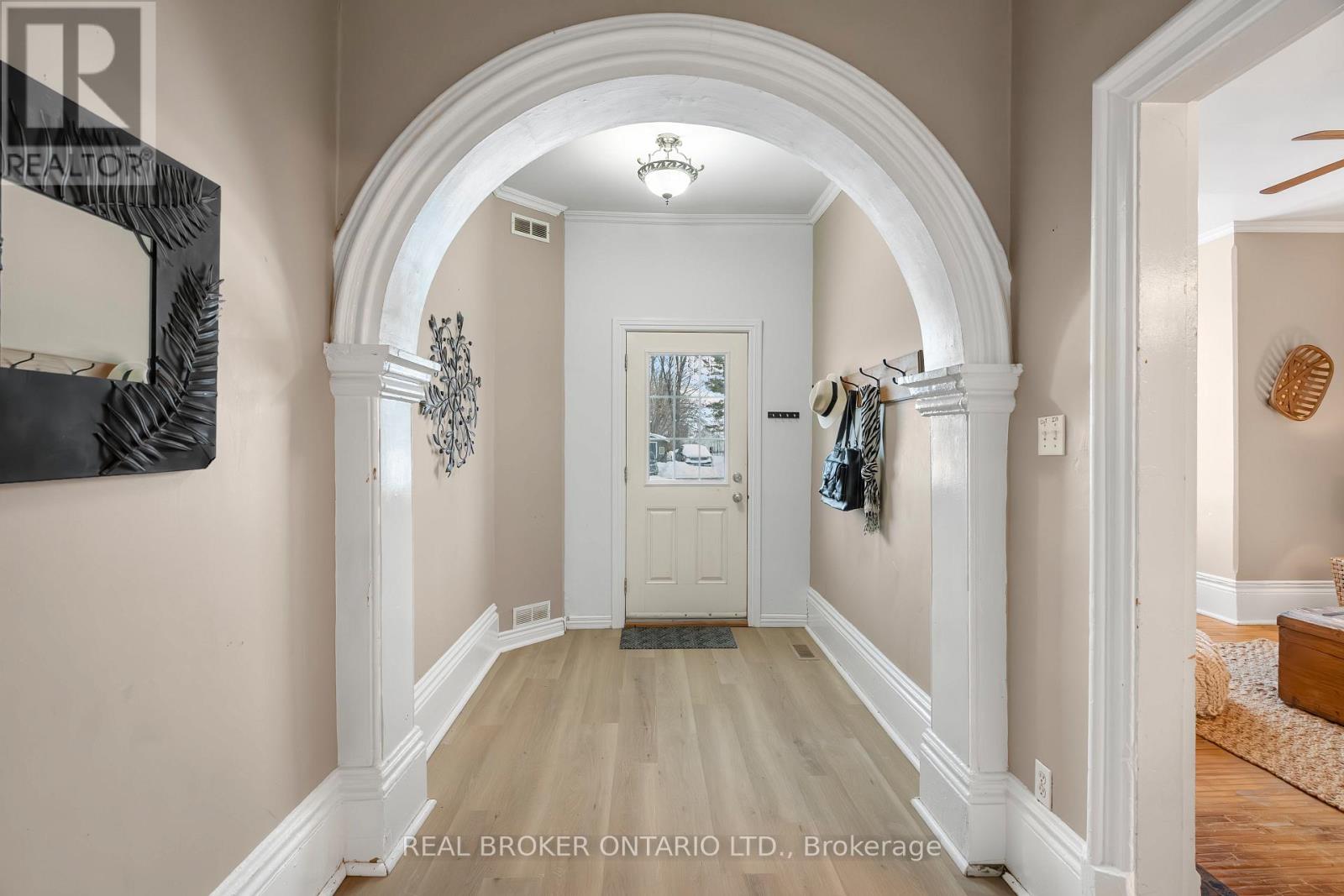 Photo 32 of 42 Daniel Street N, Arnprior ON