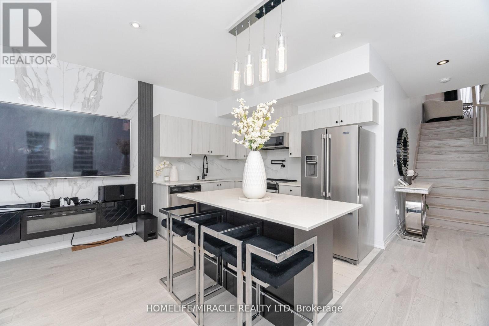 Photo 17 of 92 Fairlane Avenue, Barrie ON