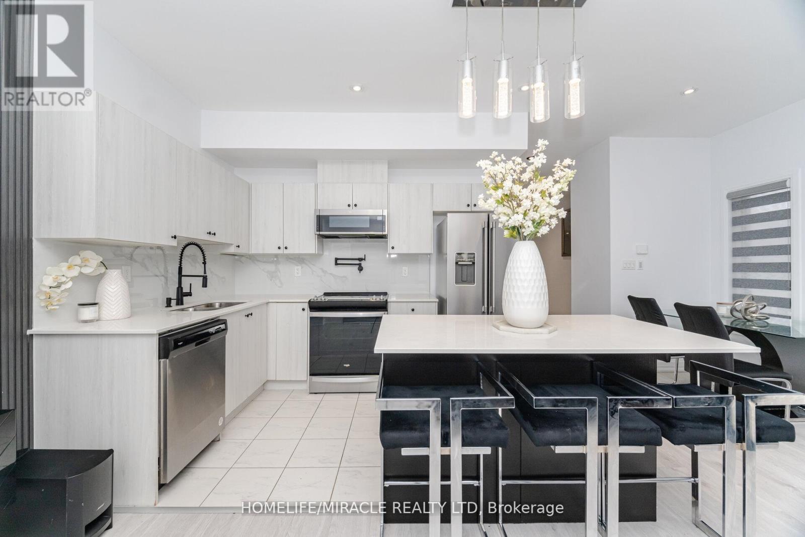 Photo 25 of 92 Fairlane Avenue, Barrie ON