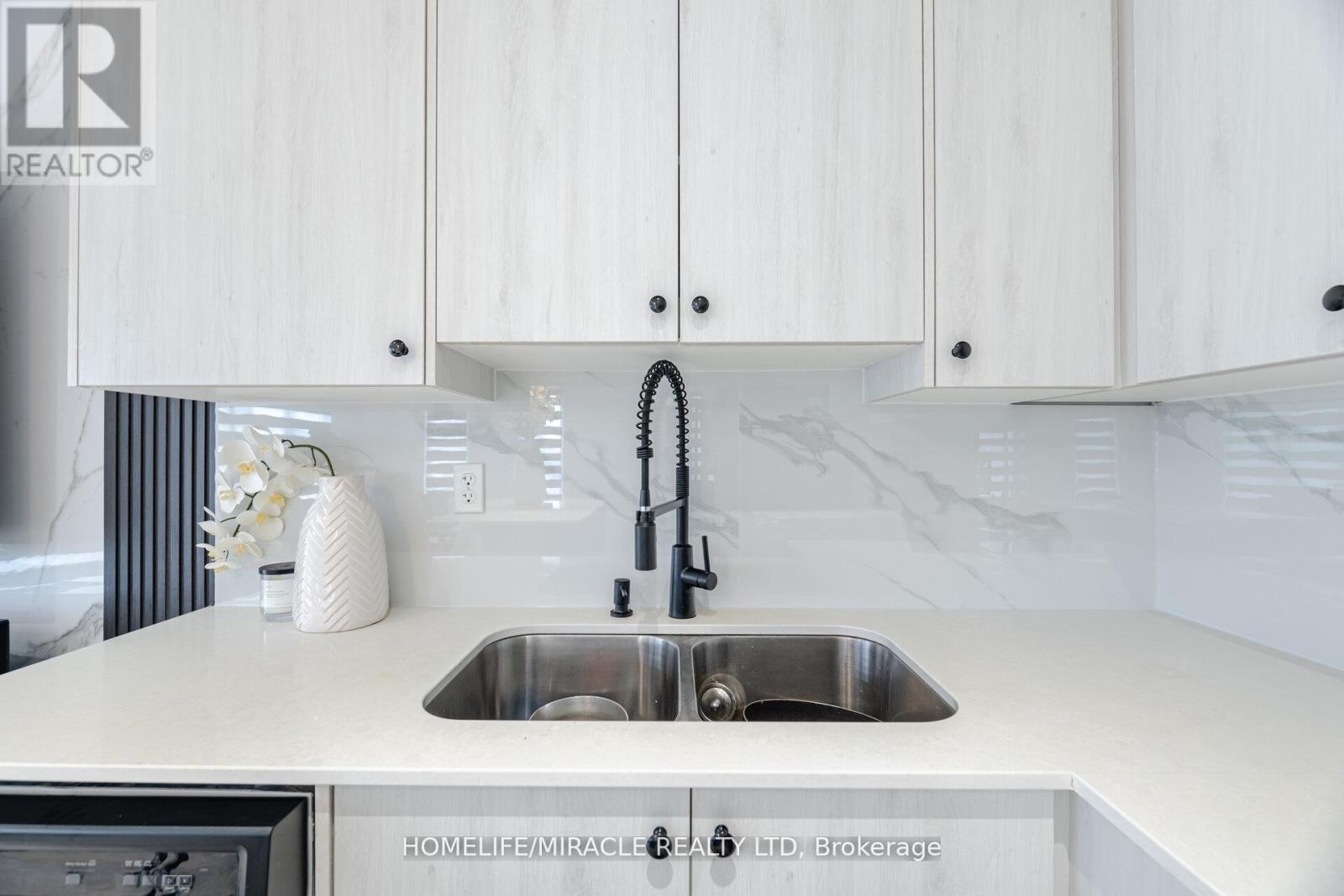 Photo 26 of 92 Fairlane Avenue, Barrie ON