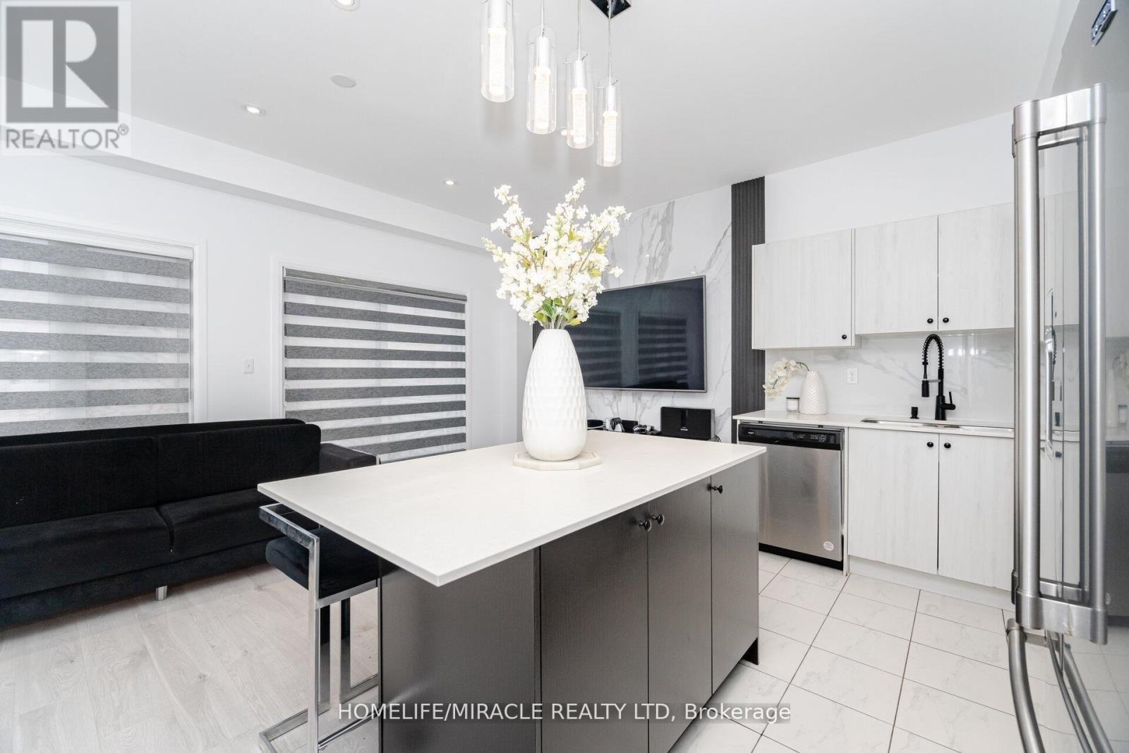 Photo 20 of 92 Fairlane Avenue, Barrie ON