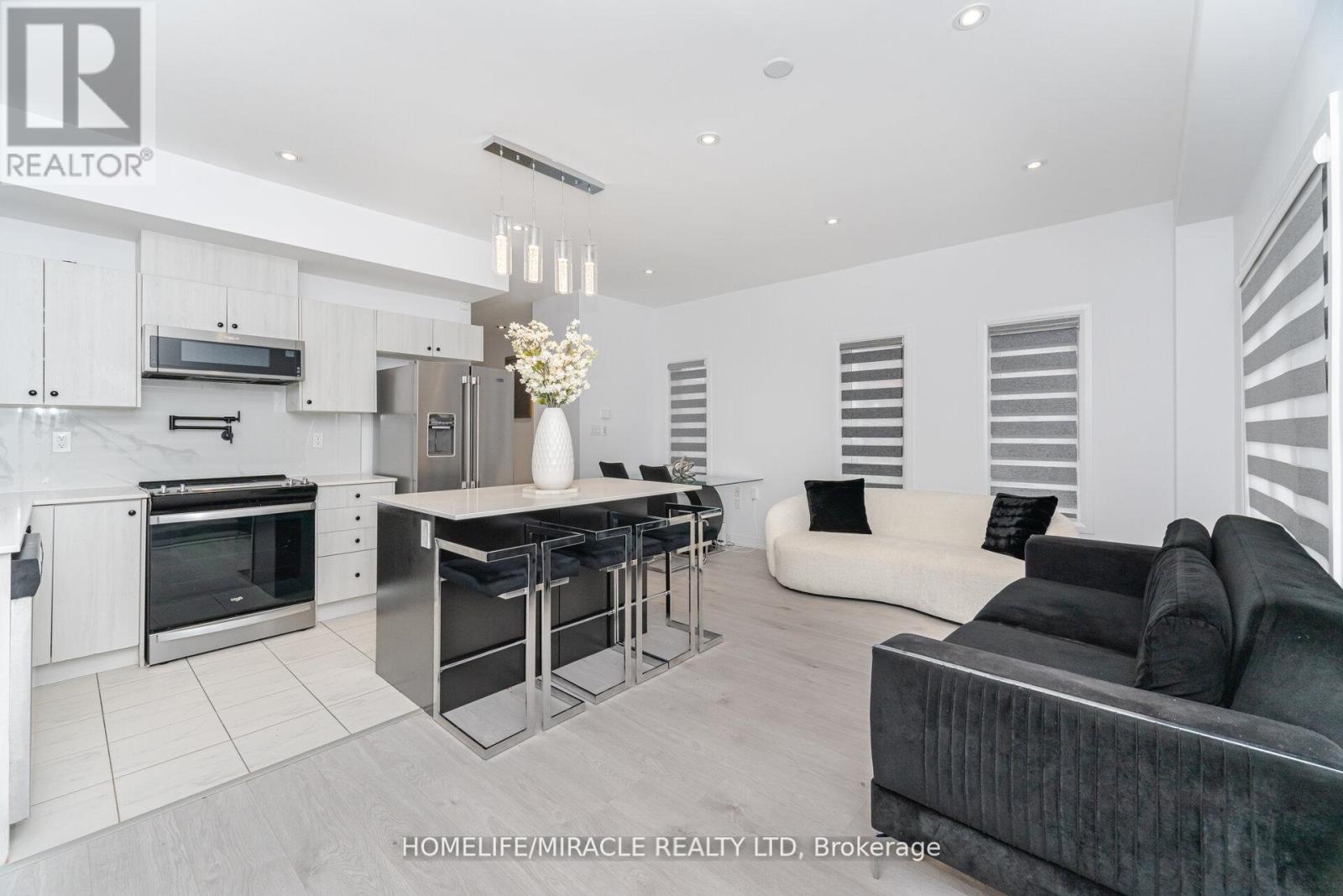 Photo 30 of 92 Fairlane Avenue, Barrie ON