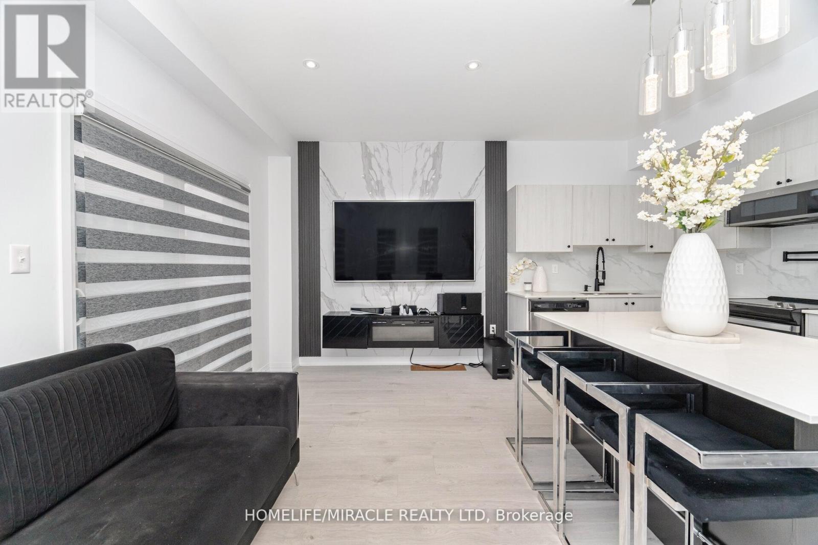 Photo 24 of 92 Fairlane Avenue, Barrie ON