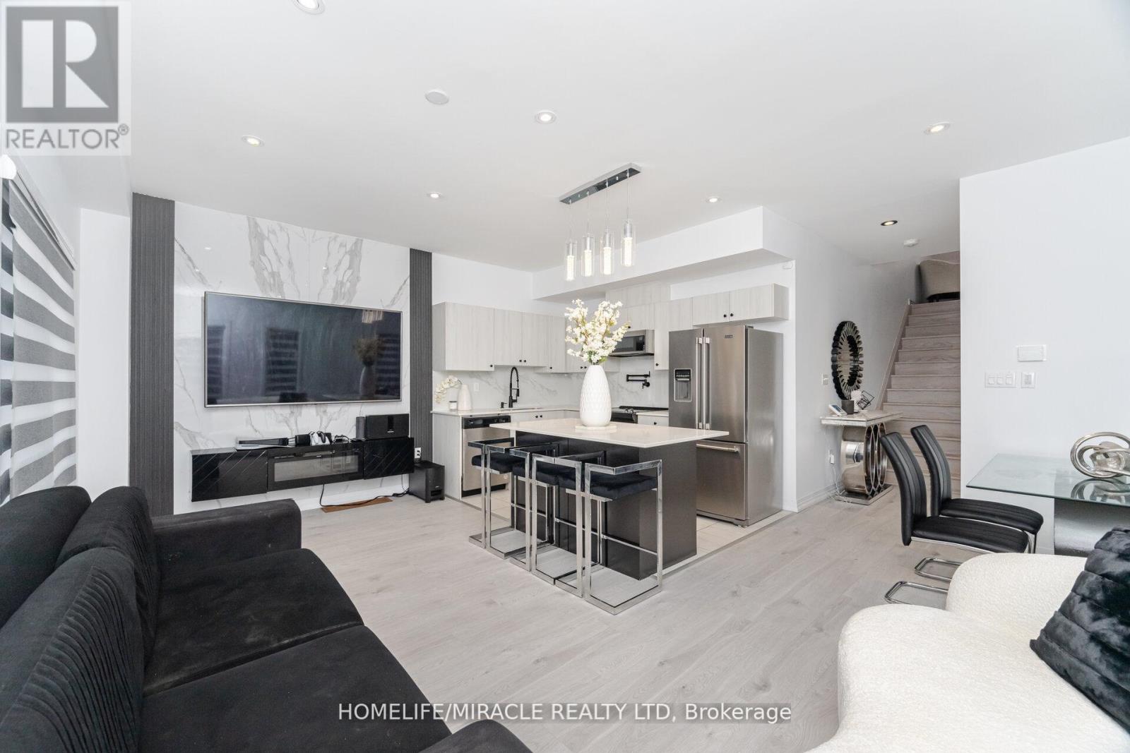Photo 8 of 92 Fairlane Avenue, Barrie ON