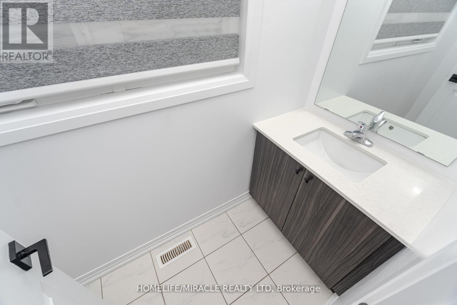 Photo 28 of 92 Fairlane Avenue, Barrie ON