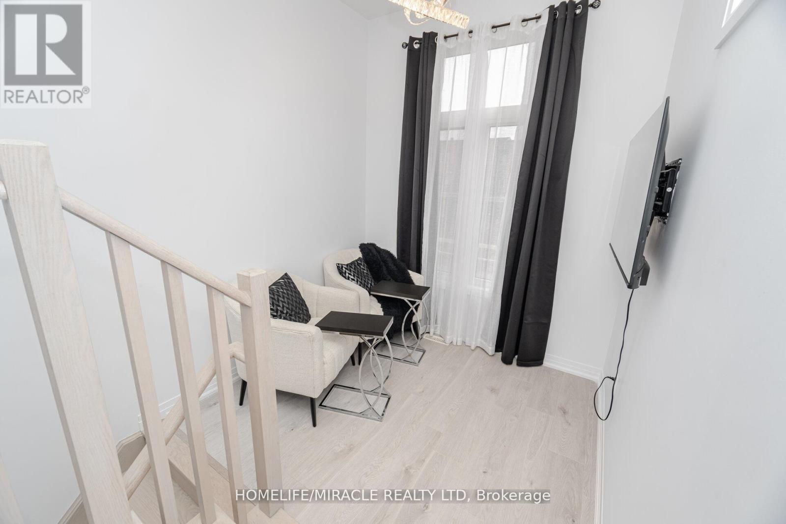 Photo 31 of 92 Fairlane Avenue, Barrie ON