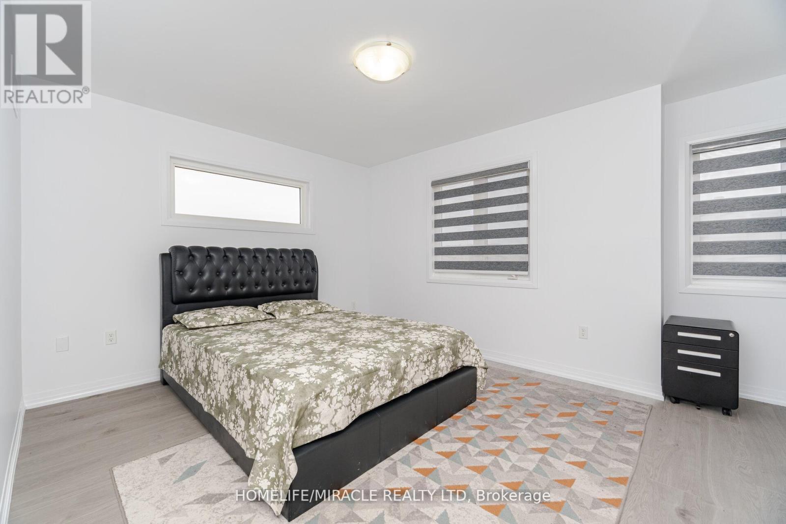 Photo 29 of 92 Fairlane Avenue, Barrie ON