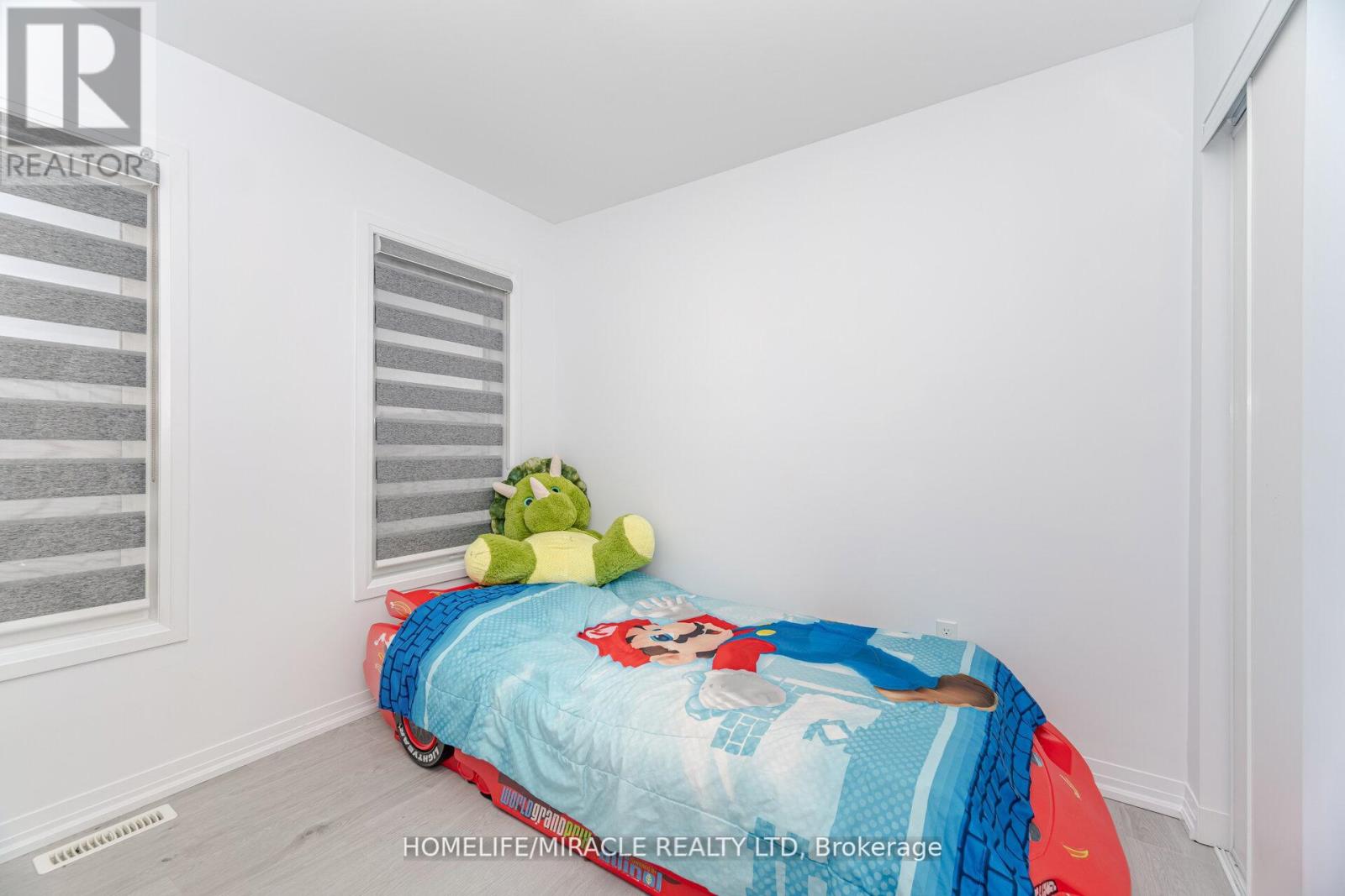 Photo 34 of 92 Fairlane Avenue, Barrie ON