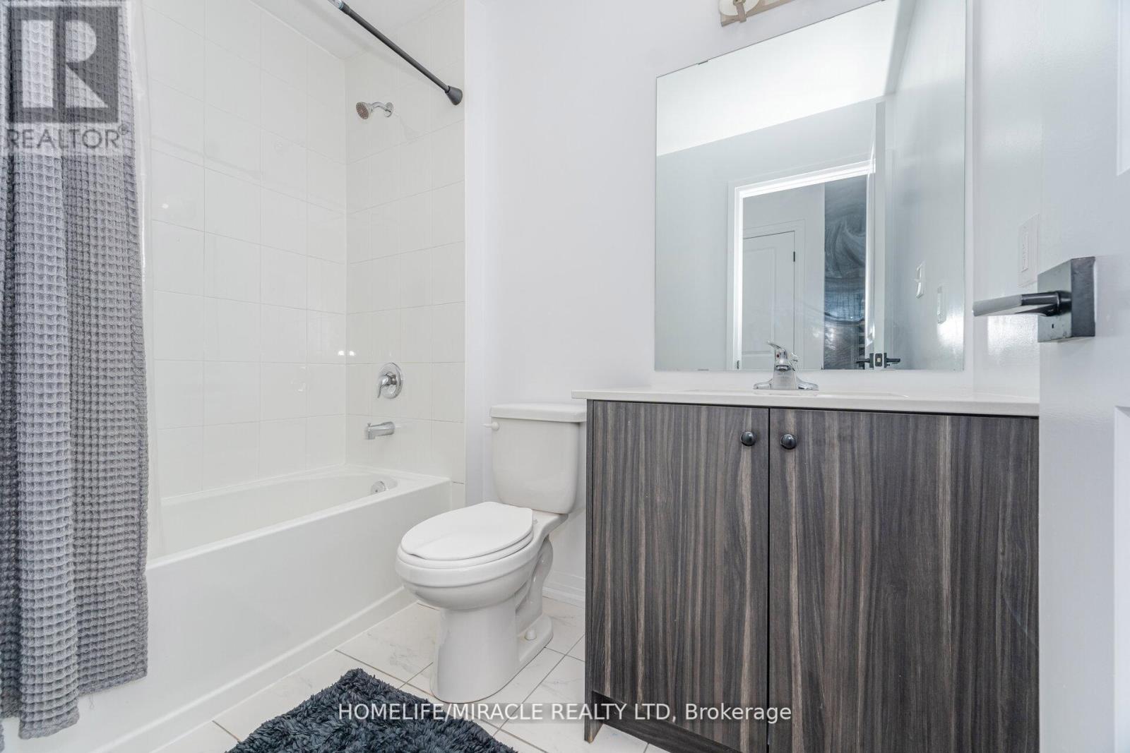 Photo 23 of 92 Fairlane Avenue, Barrie ON