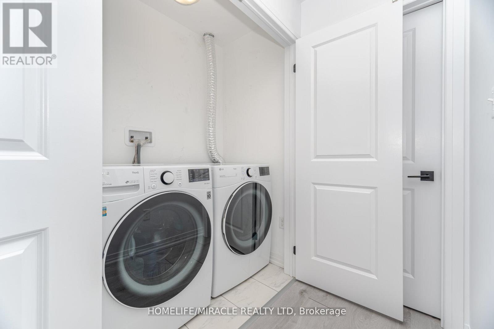 Photo 32 of 92 Fairlane Avenue, Barrie ON