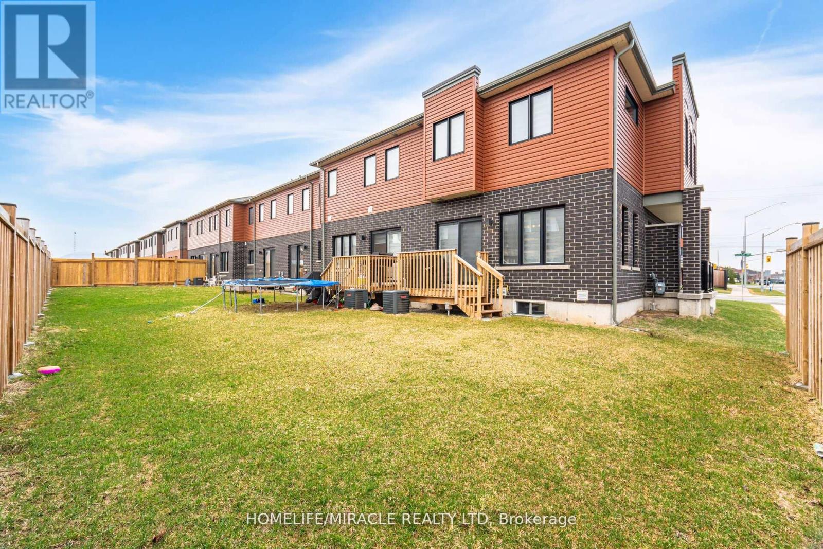 Photo 35 of 92 Fairlane Avenue, Barrie ON