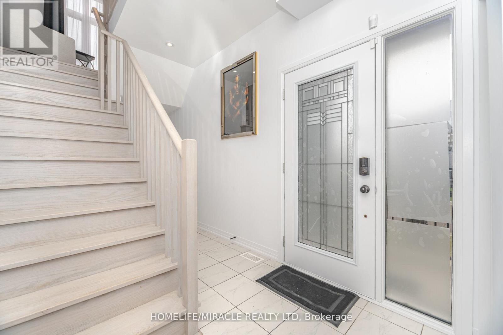 Photo 33 of 92 Fairlane Avenue, Barrie ON