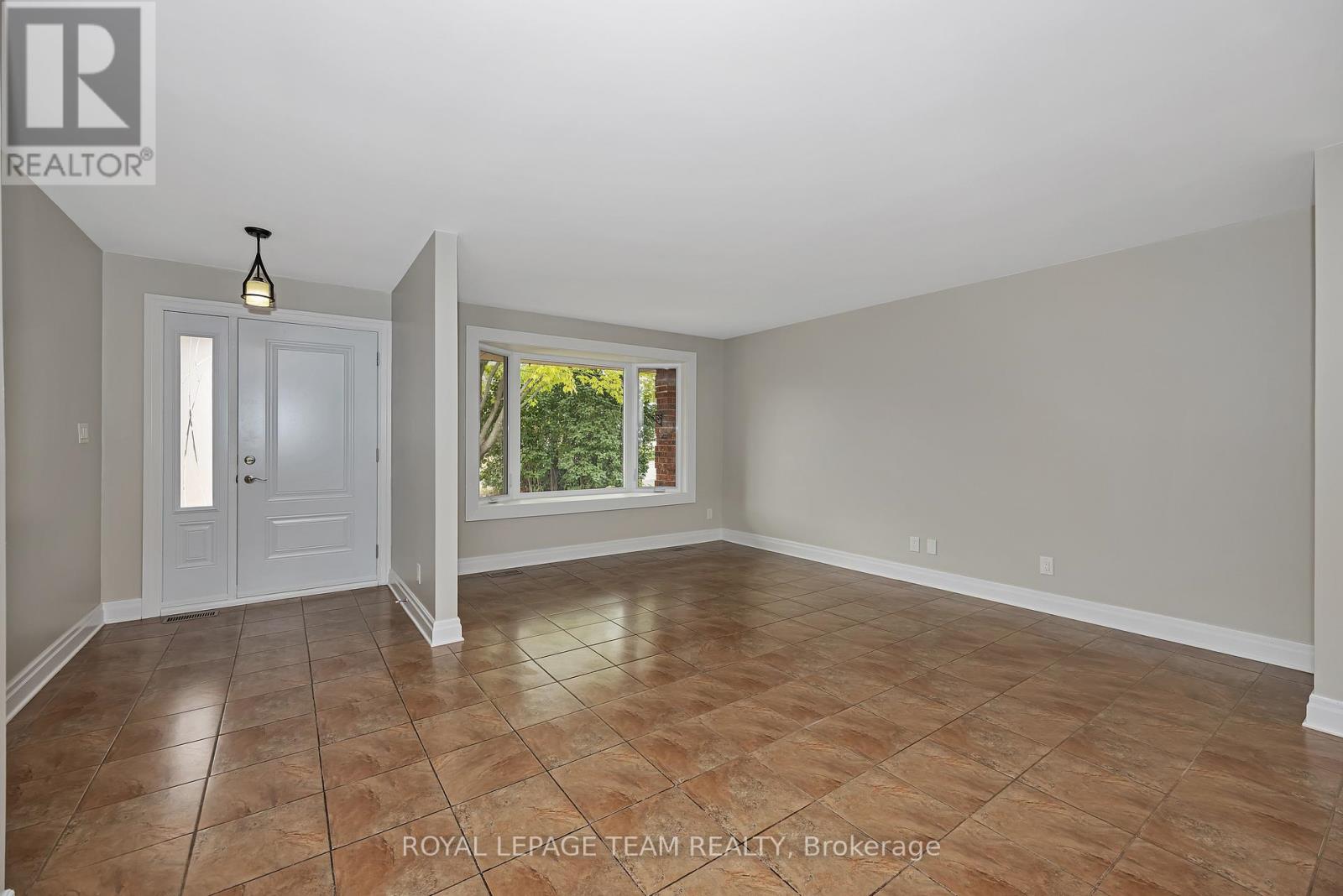 Photo 3 of 28 Barnhart Drive, South Stormont ON