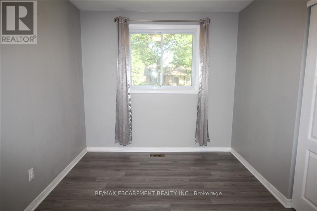 Photo 15 of 4 Purnell Drive, Hamilton ON