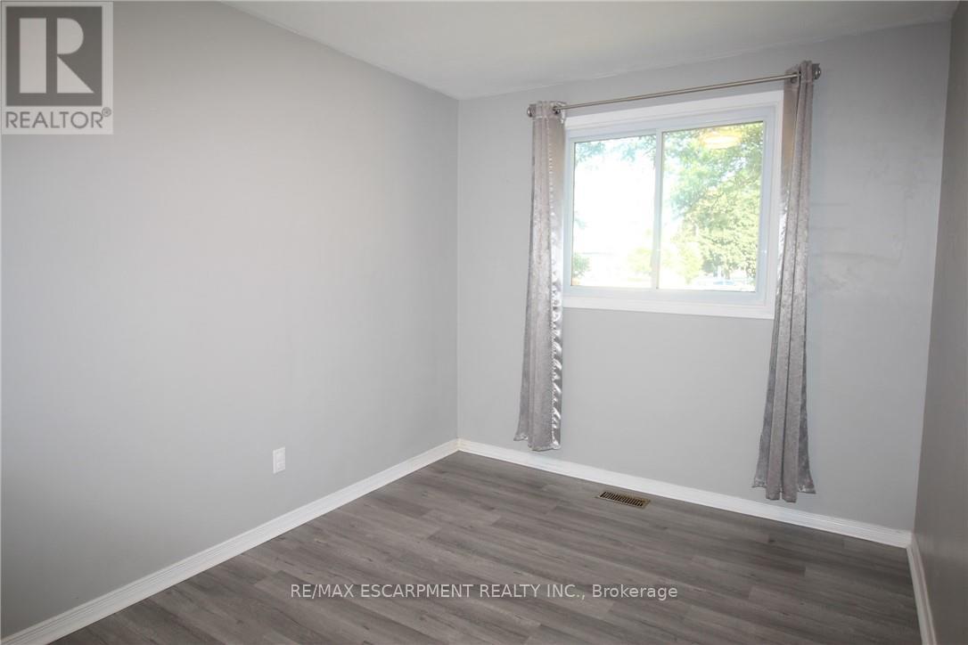 Photo 16 of 4 Purnell Drive, Hamilton ON