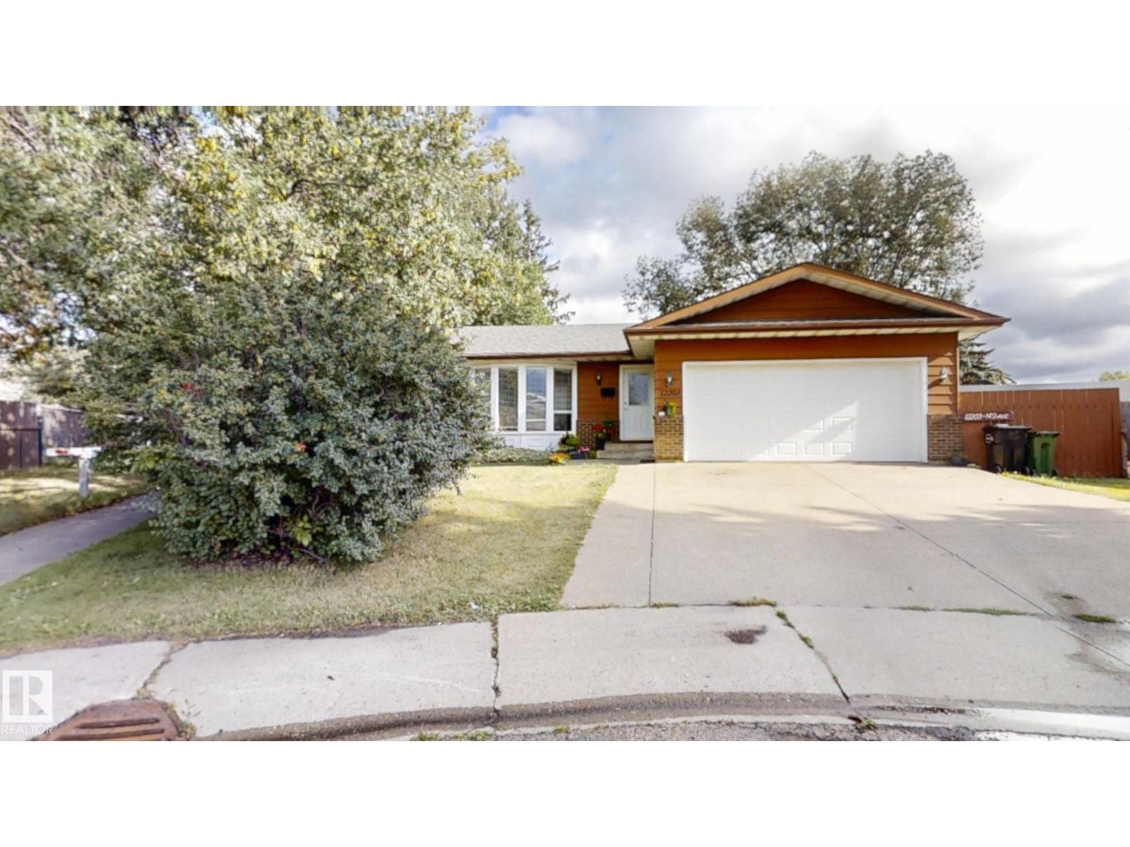 Photo 2 of 12203 149 Av Nw, Edmonton AB