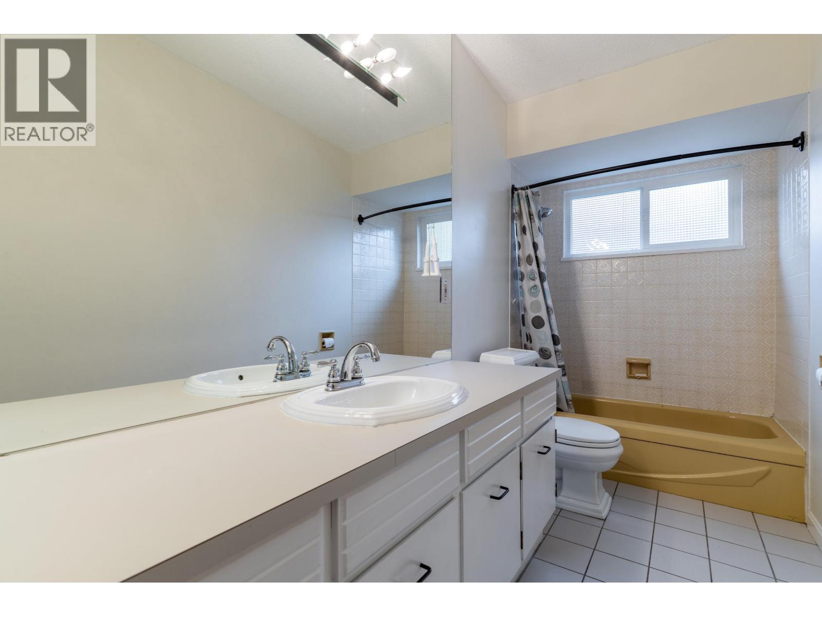 Photo 6 of 4164 Fairway Place, North Vancouver BC