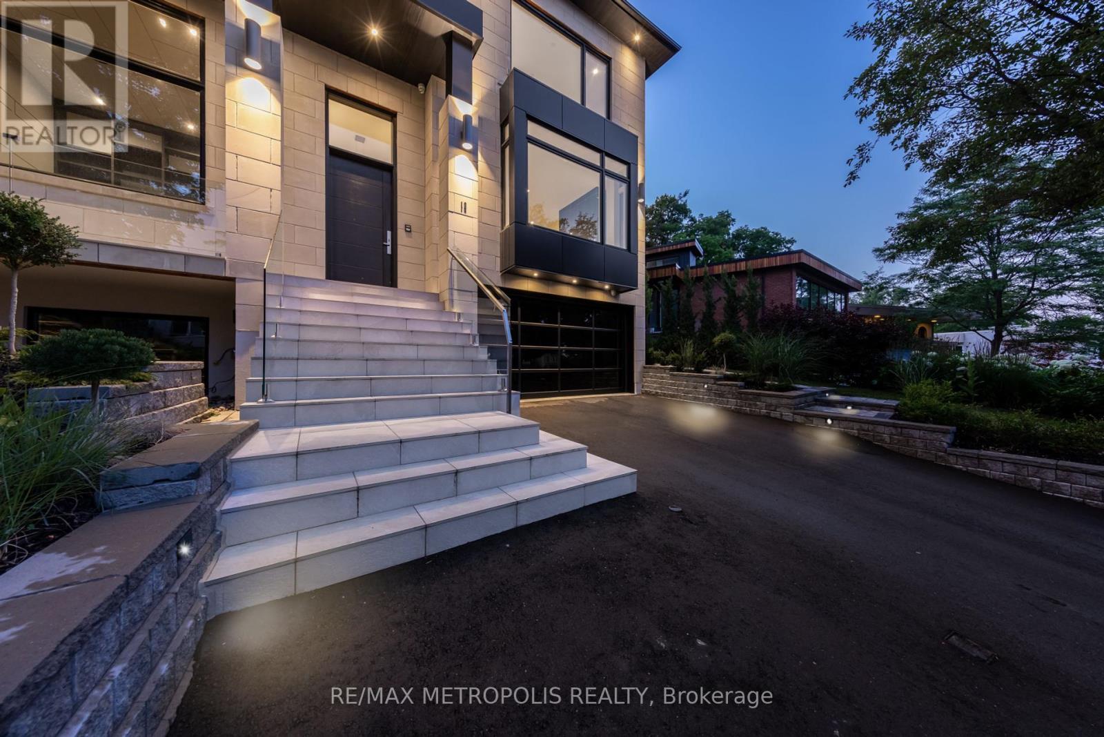 Photo 4 of 12 Bearwood Drive, Toronto ON